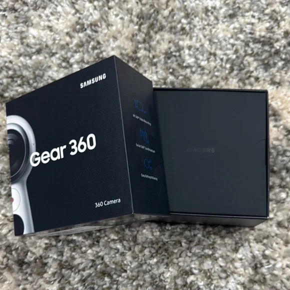 Samsung Gear 360 in Black and White - Picture 3 of 5